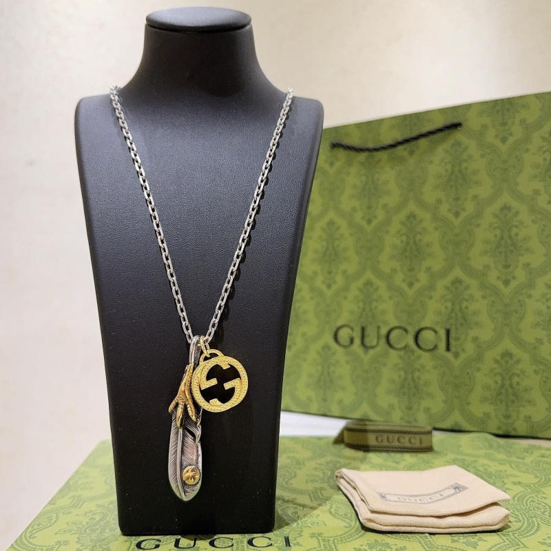 G*u*i necklaces